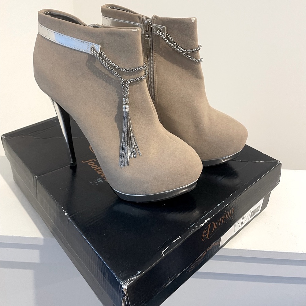 NWT Dereon ankle boots. Women’s 8.